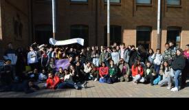 Fotografia de grup de les persones que integren la XAJI de Cornellà davant el Citilab