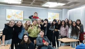 Fotografia de grup amb nois i noies joves de la XAJI dins de l'aula