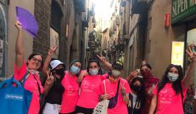 Grup de noies en un carrer del Casc Antic de Barcelona